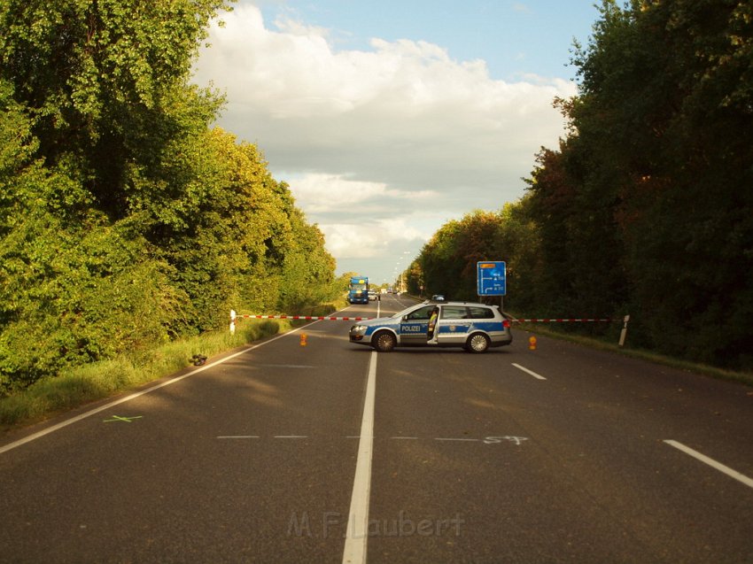 Schwerer VU Koeln Immendorf Kerkraderstr P305.JPG